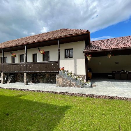 Tulipan Vendeghaz Hotel Lupeni  ภายนอก รูปภาพ