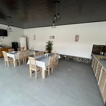 Tulipan Vendeghaz Hotel Lupeni  ภายนอก รูปภาพ