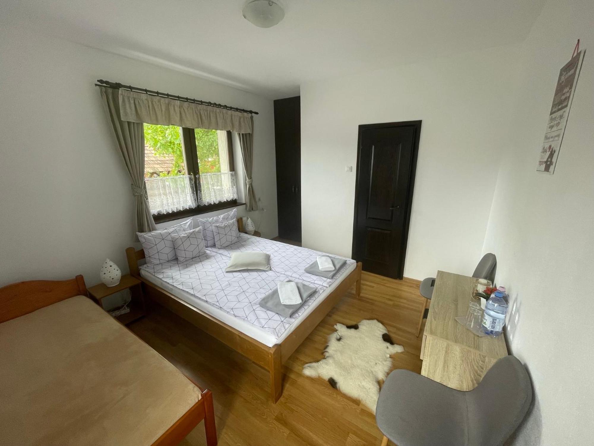 Tulipan Vendeghaz Hotel Lupeni  ภายนอก รูปภาพ